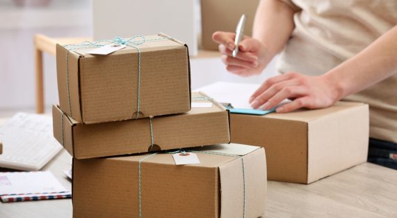 woman_sending_packages